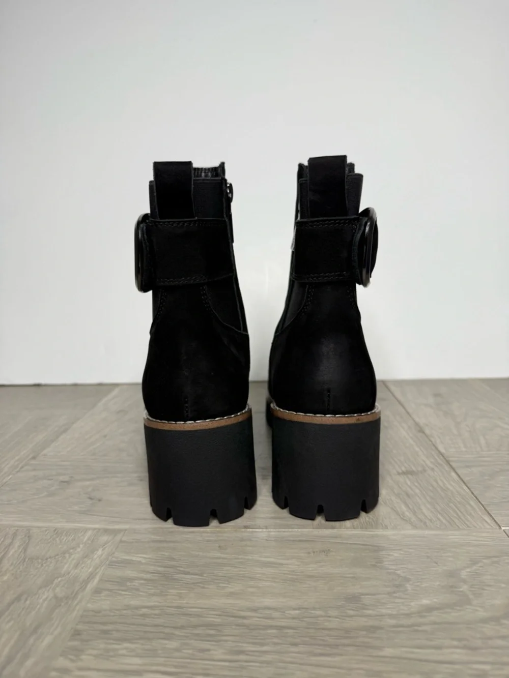 Blondo Dahlia Black Nubuck Heeled Bootie 6M